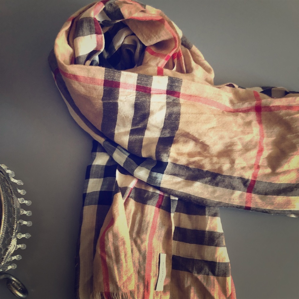 Authentic BURBERRY Nova Check Scarf 
Italian-made